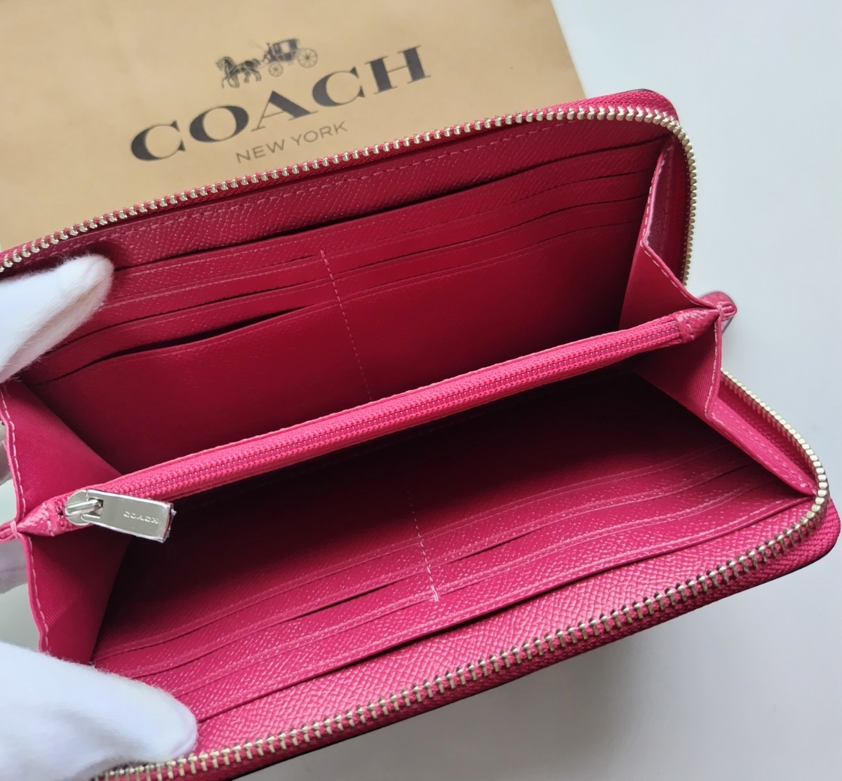 新品】COACH コーチ 長財布 ラウンドジップ ピンク レッド 新品】COACH コーチ 長財布 ラウンドジップ ピンク レッド