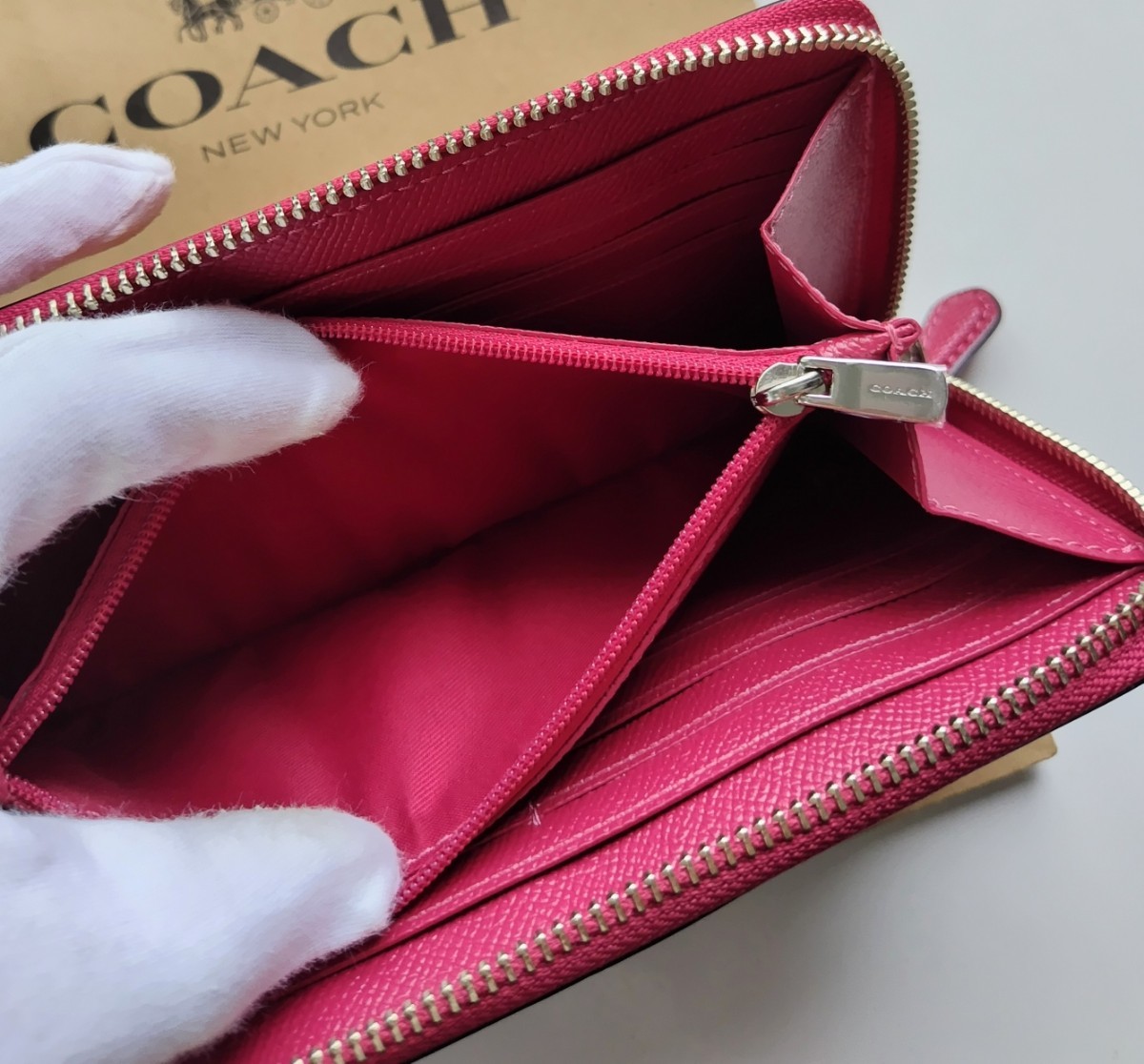 新品】COACH コーチ 長財布 ラウンドジップ ピンク レッド 新品】COACH コーチ 長財布 ラウンドジップ ピンク レッド