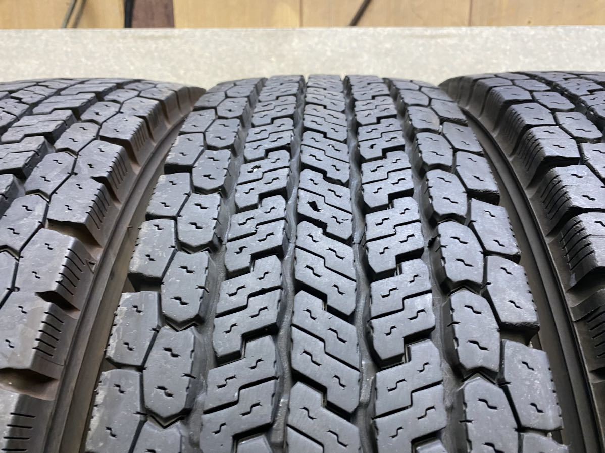 225/80R17.5 123/122L トラックタイヤ ヨコハマZEN902ZE スタッドレス　6本　2022/2021年製バリ山　225/80/17.5 滑川町引き取り可能_画像4