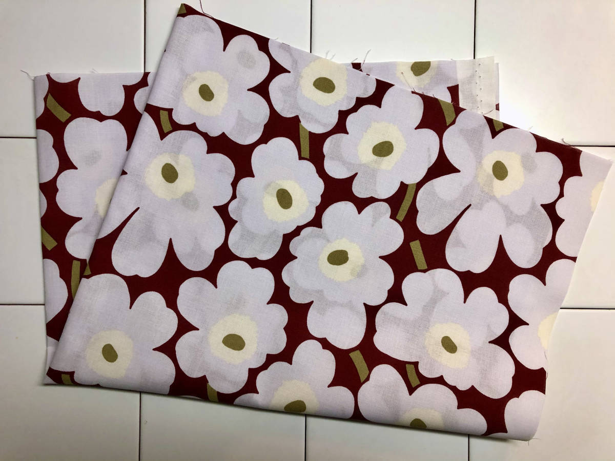 marimekko　ハーフカットクロス／はぎれ　ミニウニッコ　ダークレッド×ライトグレー×ナチュラルホワイト　68×50cm　マリメッコ_画像2