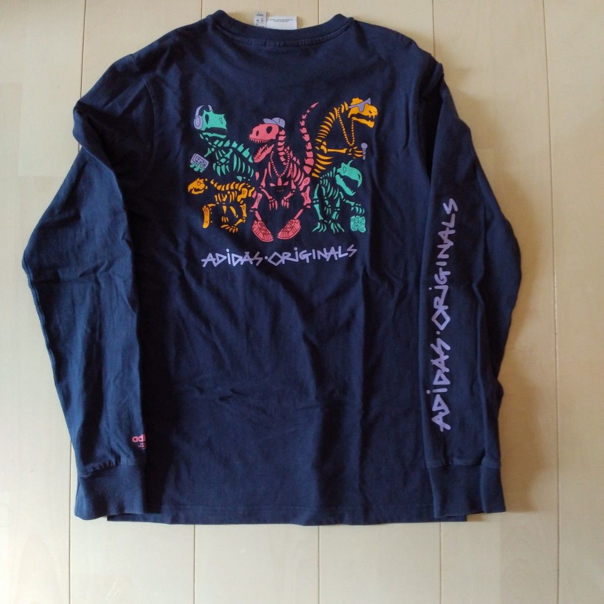 adidas originals ファニーDino 長袖Tシャツ