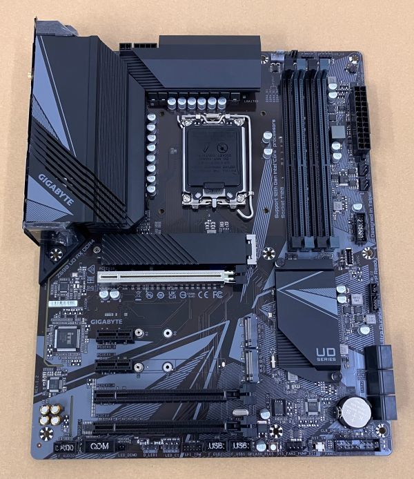 GIGABYTE Z690 UD AX DDR4 Intel Z690 ULTRA DURABLE ATX マザーボード_画像4