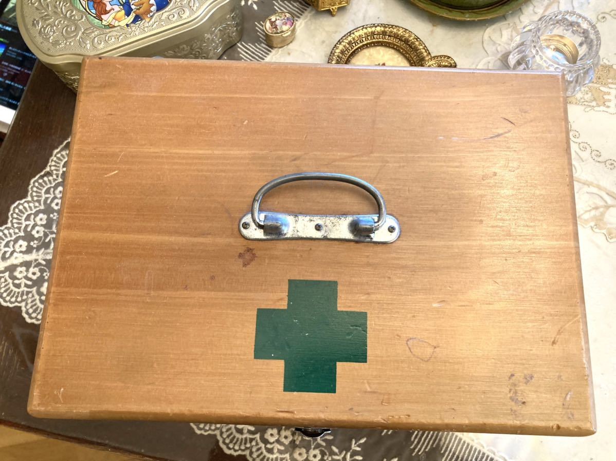  antique first-aid kit wooden green 10 character Vintage Vintage .. city Showa Retro bro can to Country antique medicine box tree box box 