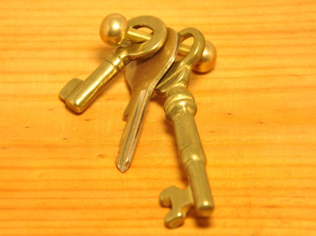 SOLID BRASS ソリッド ブラス 真鍮 無垢 手作り ハンドメイド オリジナル シンプル キーホルダー 鍵をまとめるのに便利 M4 1_使用例です鍵は付きません。