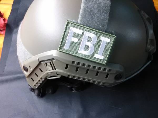 ワッペン　パッチ　FBI　_OG白　ヘルメット装着例