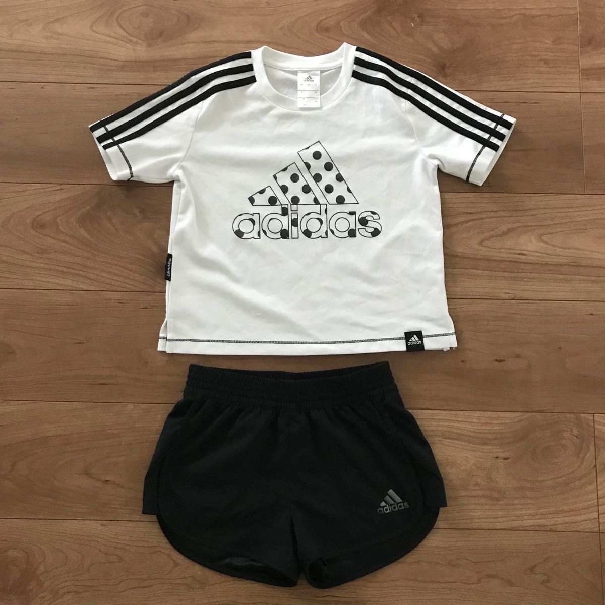 【美品】adidasアディダス★人気！トレーニングパンツ&ロゴ入半袖プラTシャツ／上下セット★ホワイト白×ブラック黒120-130