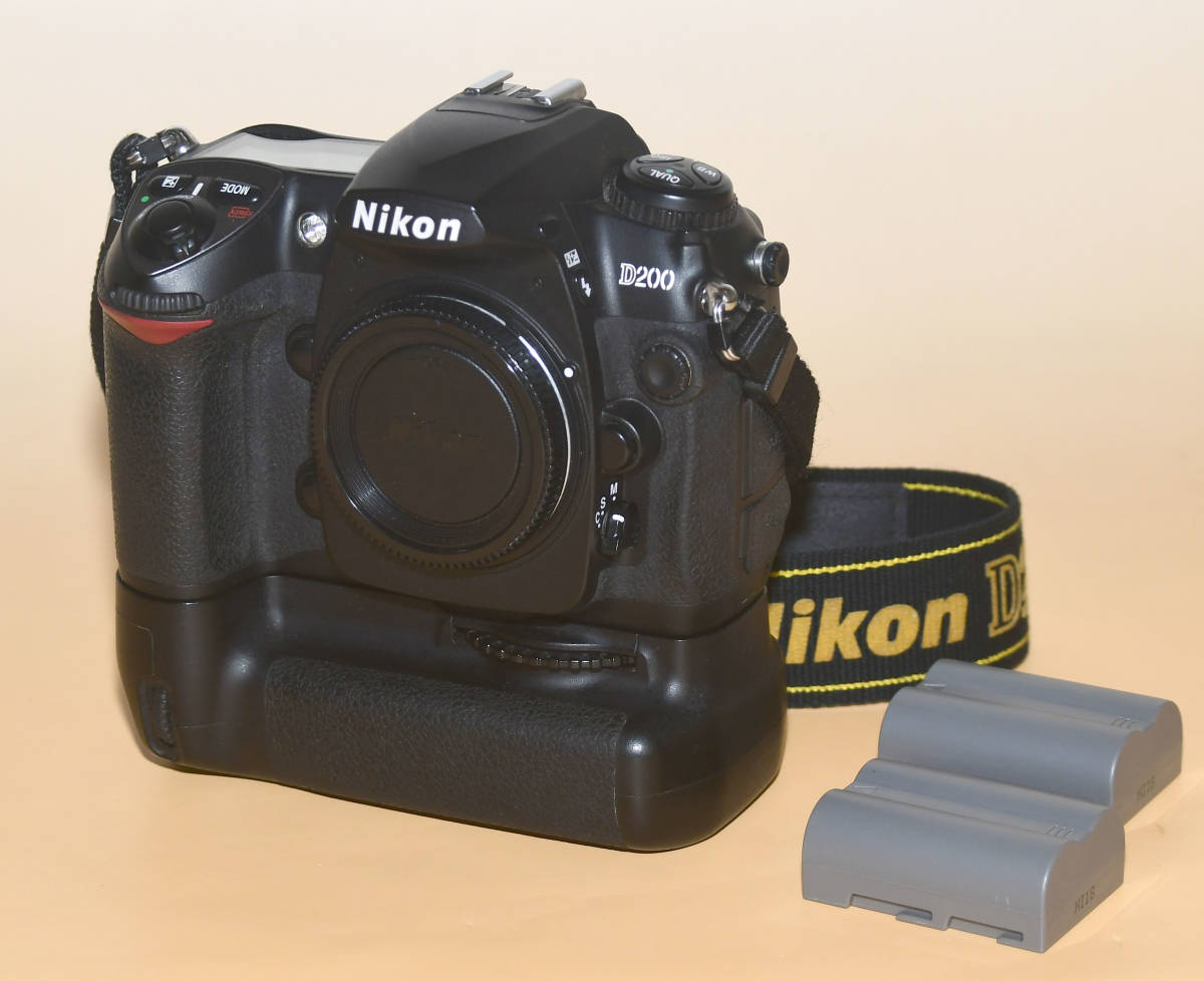 魅力的な 完動品 Nikon 一眼レフカメラ D200 ＋マルチパワーバッテリー