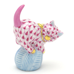 ヘレンド(Herend) 玉乗り猫(ミニ) ピンクの鱗模様 金彩仕上げ 手描き 磁器製 ねこ 置物 キャット 飾り物 ハンガリー製 新品