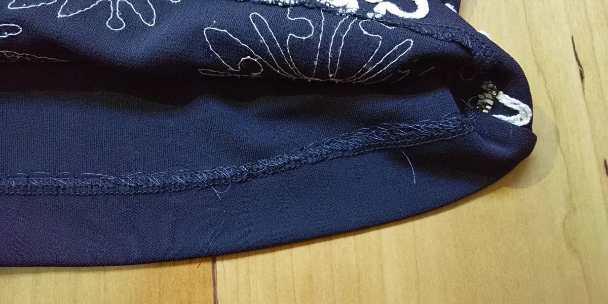 シビラ　Sybilla　フラワー柄カットソー　Vネック　黒×ベージュ　テープ刺　Mサイズ　フォーマル　日本製　伸縮性　_後ろ左側の裾に引っ掛かり感があります