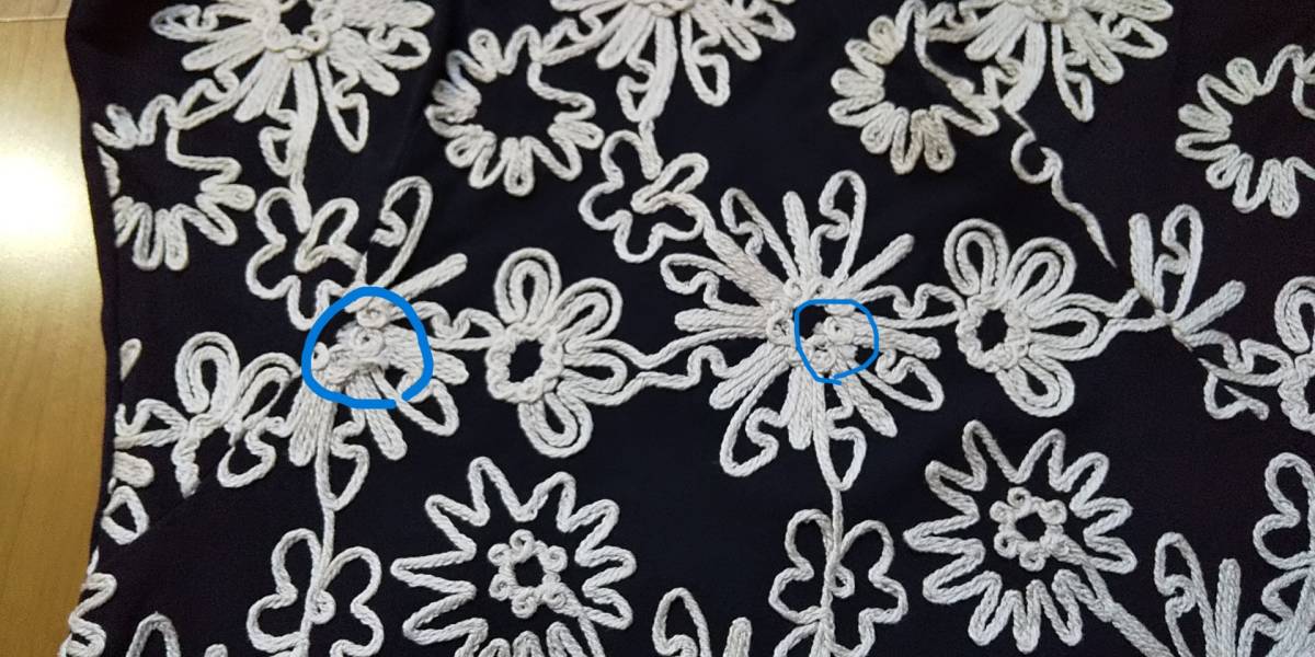 シビラ　Sybilla　フラワー柄カットソー　Vネック　黒×ベージュ　テープ刺　Mサイズ　フォーマル　日本製　伸縮性　_刺繍部分、右側と中央にホツレがあります。