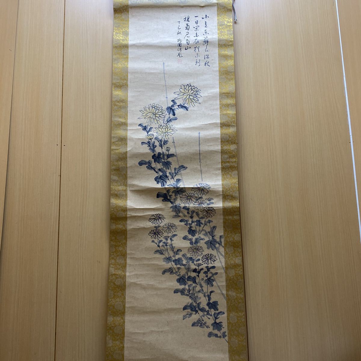 XL8100 掛軸 菊 お花　絹本 合わせ箱付 掛け軸_画像6