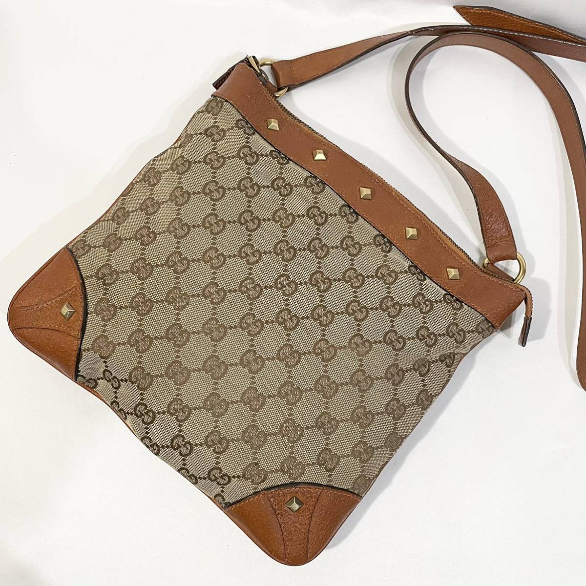 美品 正規品 GUCCI グッチ GGキャンバス ショルダーバッグ スタッズ 鞄-