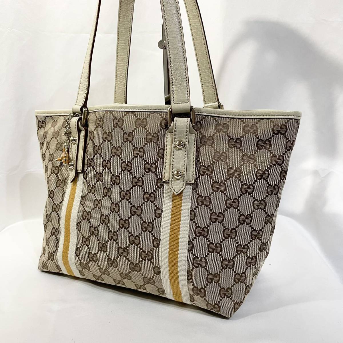 【美品】 正規品 GUCCI グッチ GGキャンバス シェリーライン ハンドバッグ トートバッグ チャーム付 白 ホワイト ベージュ 肩掛け カバン