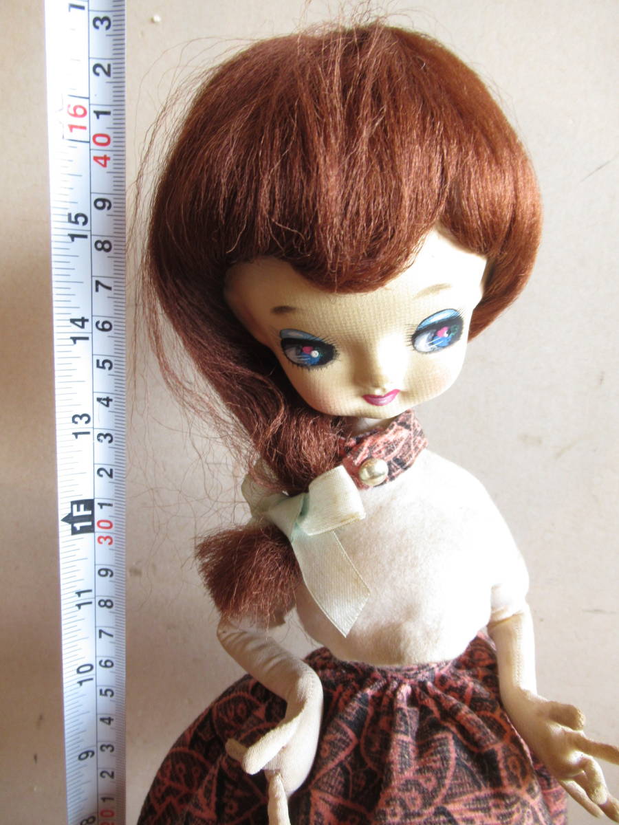 送料込　昭和レトロポップ　ポーズ人形　赤髪ロングヘアミニスカート立ち姿　当時物　ビンテージ人形_画像2