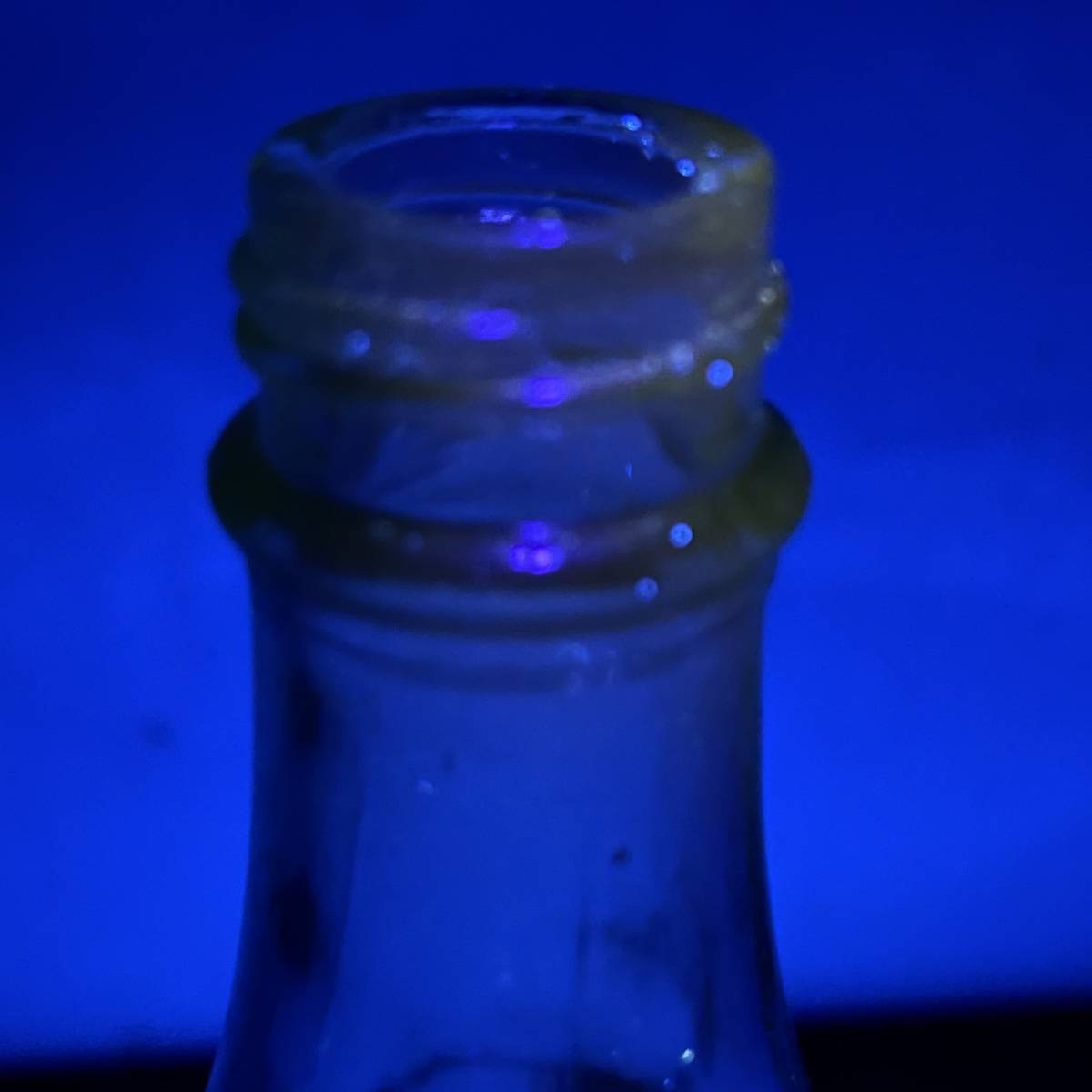 白酒 空き瓶 ウランガラス ブルー 中国 レトロ 青 ガラス 瓶 空瓶 レア 気泡 メーカー不明 固の画像8