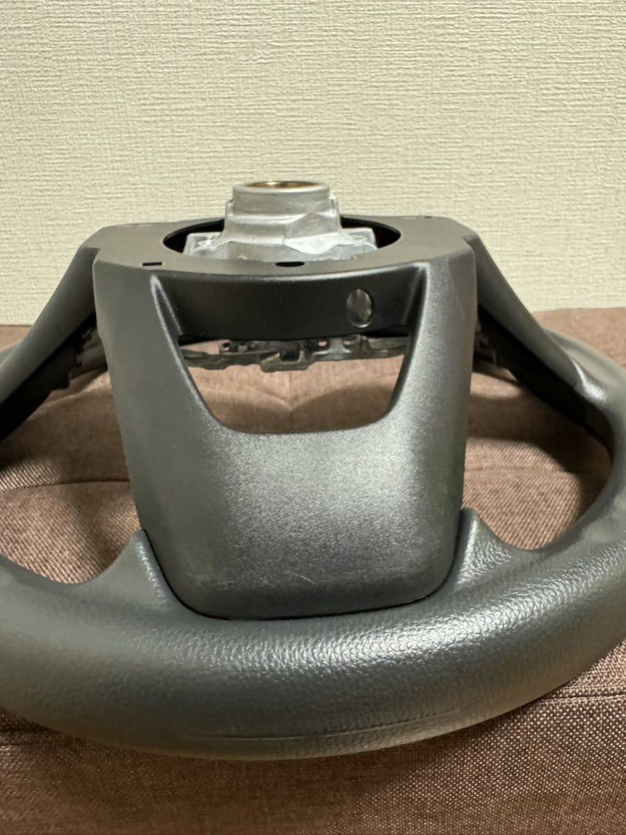 中古品　ヤリス 純正 ステアリングホイール GS120-08210_画像3