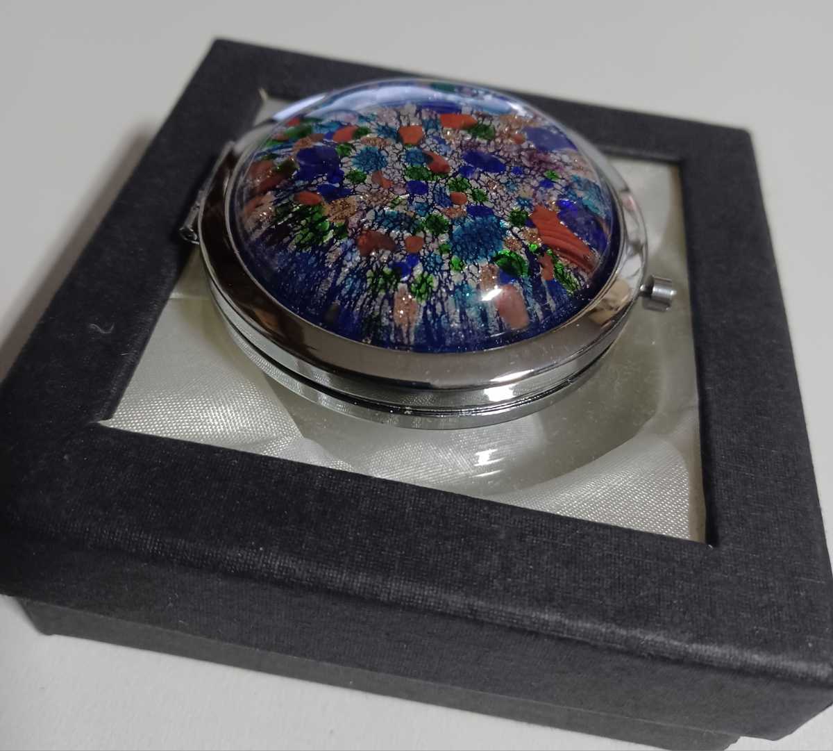 ** compact mirror ② magnifying glass boxed unused silver base . colorful . color 