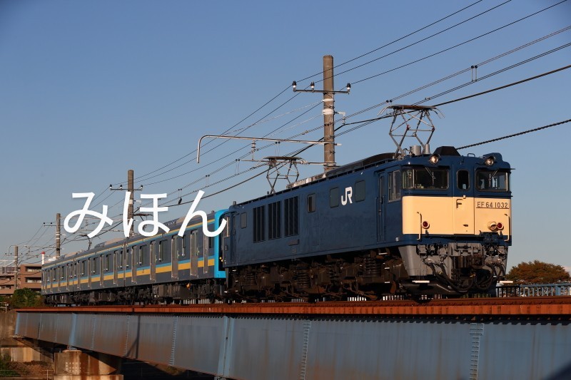 JR東日本　EF64 1032+E131系鶴見線　配給_画像1