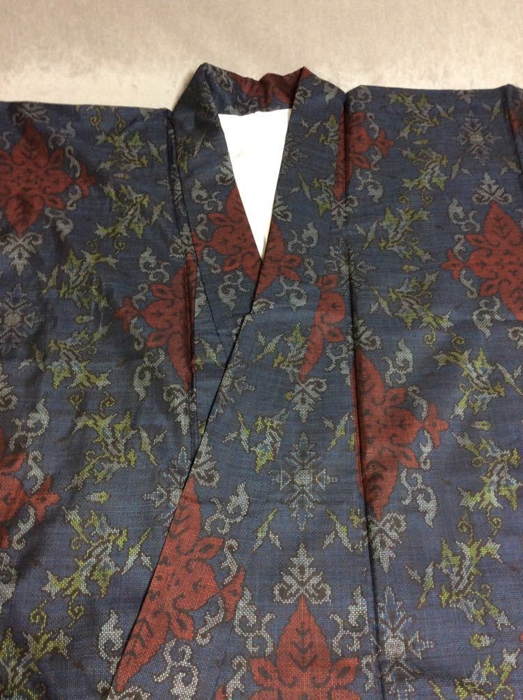 QM394 和装 着物 女性用 大島紬 絹素材 紺色 赤い花柄_画像5