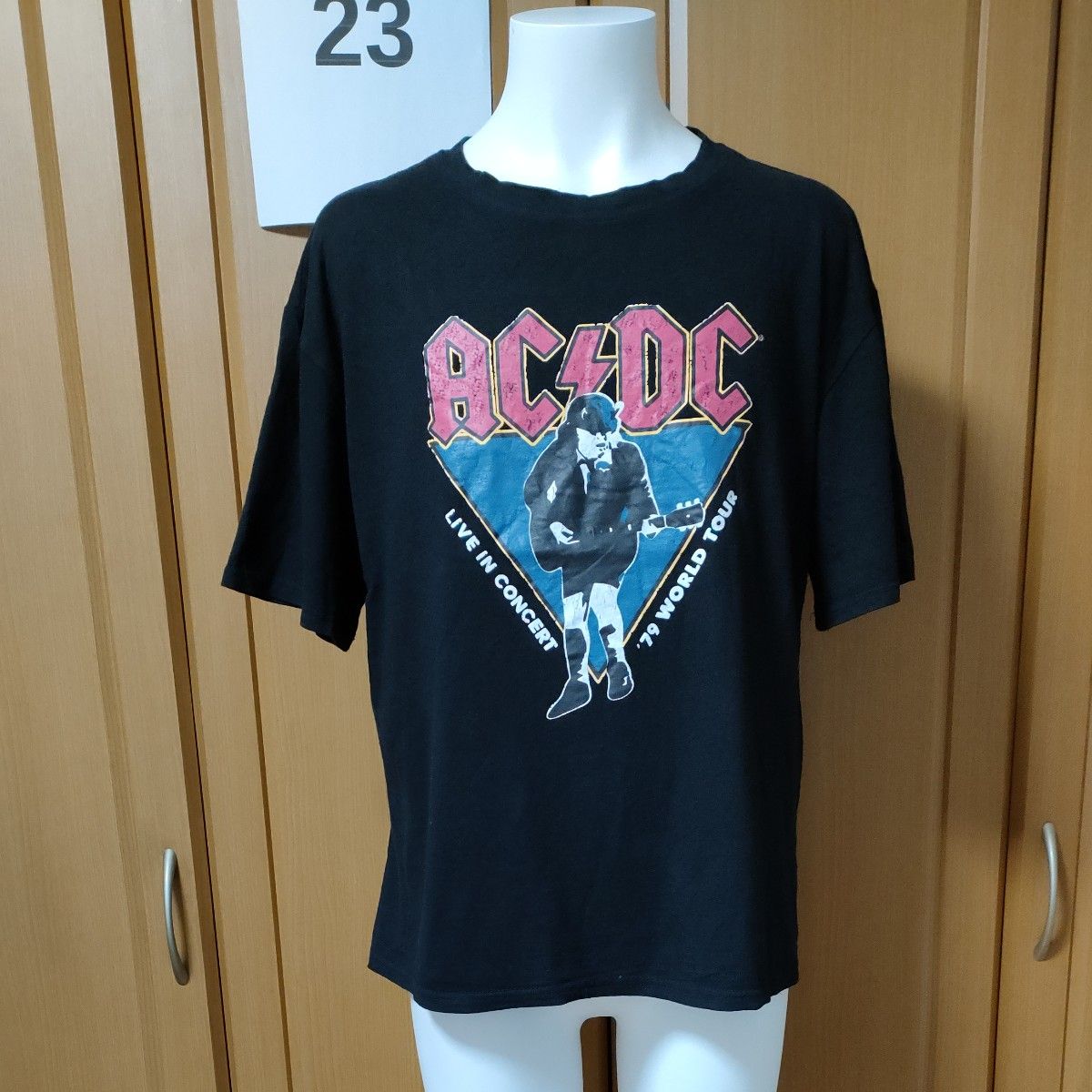 AC/DC半袖Ｔシャツ　レディースオーバーサイズ/メンズ身幅でXL相当　LIVE IN CONCERT 79 WORLD TOUR