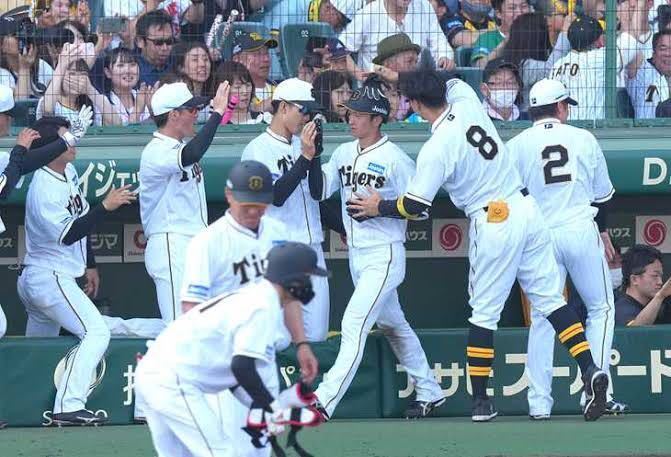 阪神タイガース 伝統の一戦 2023 レプリカユニフォーム 8番 O 阪神タイガース 伝統の一戦 2023 レプリカユニフォーム 8番 O