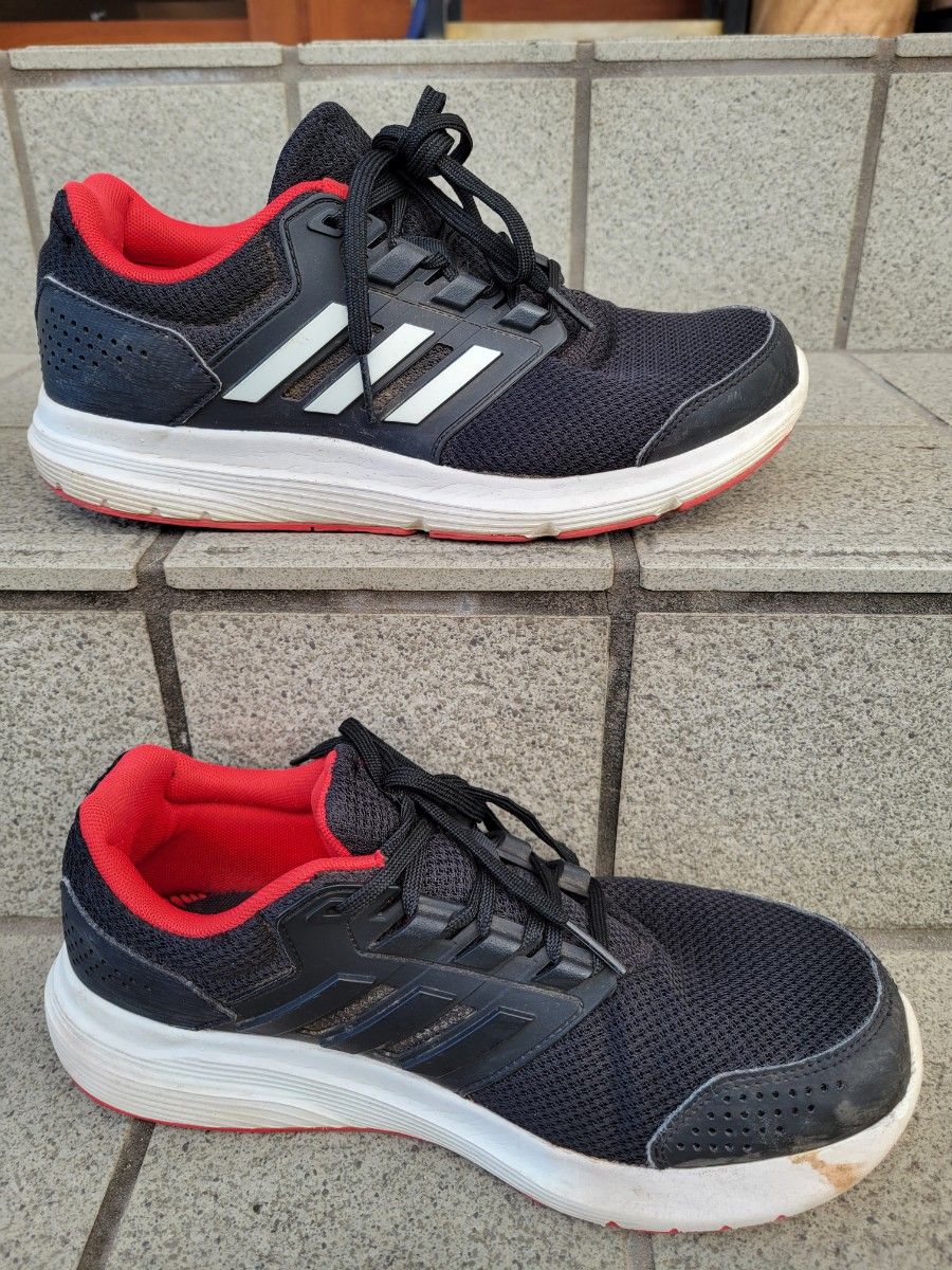 adidasレディーススニーカー黒×赤24.5