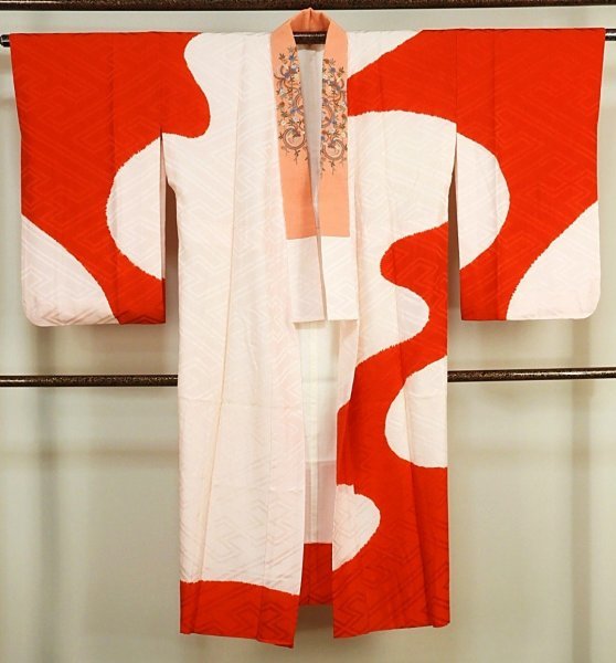 X126　正絹　袷　女性用　高級襦袢　絞り入り　紗綾型地模様　身丈126ｃｍ