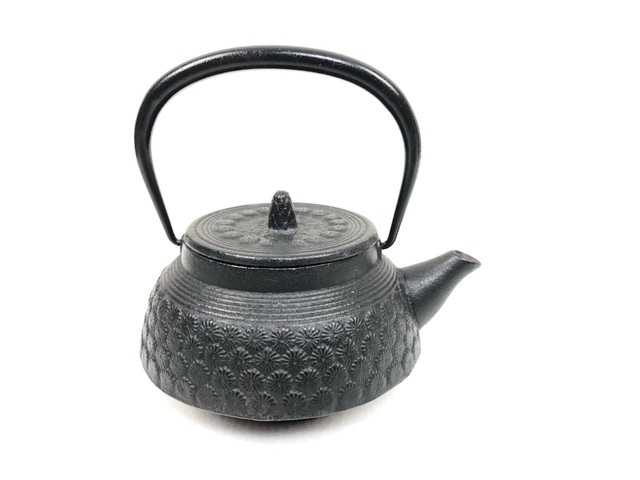 南部鉄器 菊霰紋松実摘み ミニ鉄瓶 茶道具 金属工芸品 南部鉄瓶 急須 茶器 箱無し 1円スタート_画像2