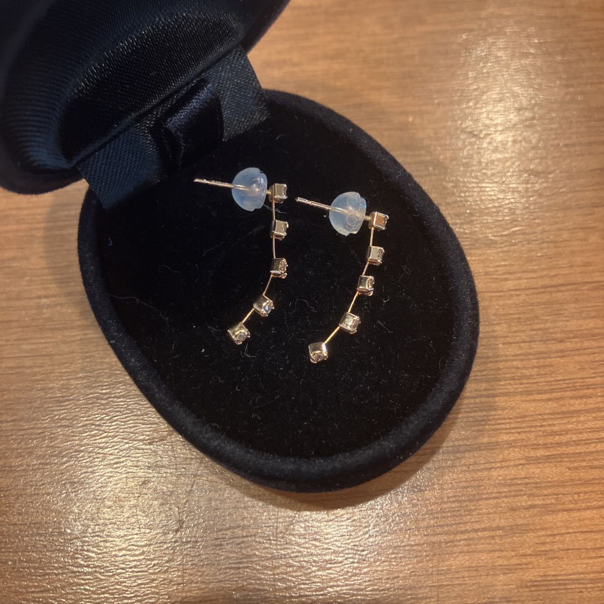 人気商品 0.15カラット 揺れるピアス ダイヤ付き 18金金具 K18 5連