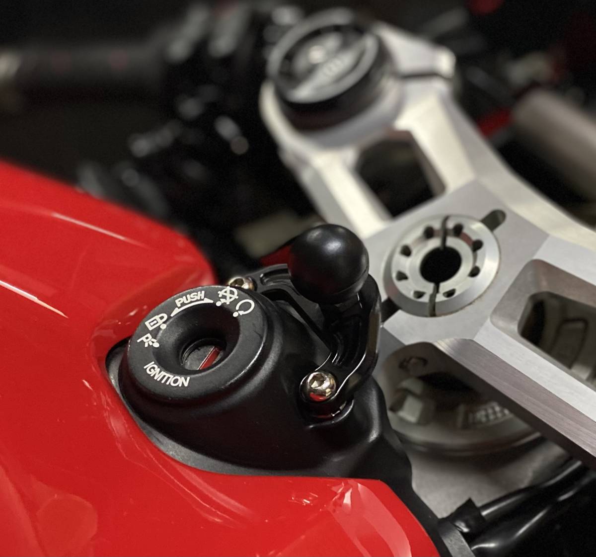 【在庫あり】DUCATI パニガーレ用アルミ製マウント [5mm厚] [25㎜ボールジョイント]RAM MOUNTS Panigale V4/V2/899/959/1199/1299_画像3