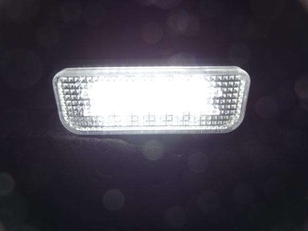ベンツ LED ナンバー灯 W211ワゴン E240 E280 E300 E320 E350 E500 E55 E63 キャンセラー 内蔵 ライセンスランプの画像1
