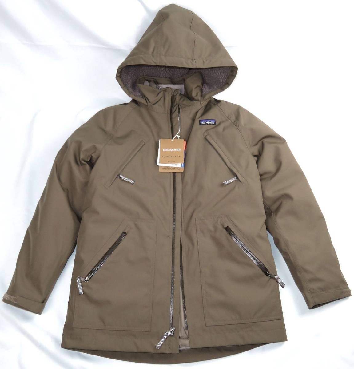 超人気の patagonia Boy's 新品 ボーイズサイズXL トープ色 防水シェル