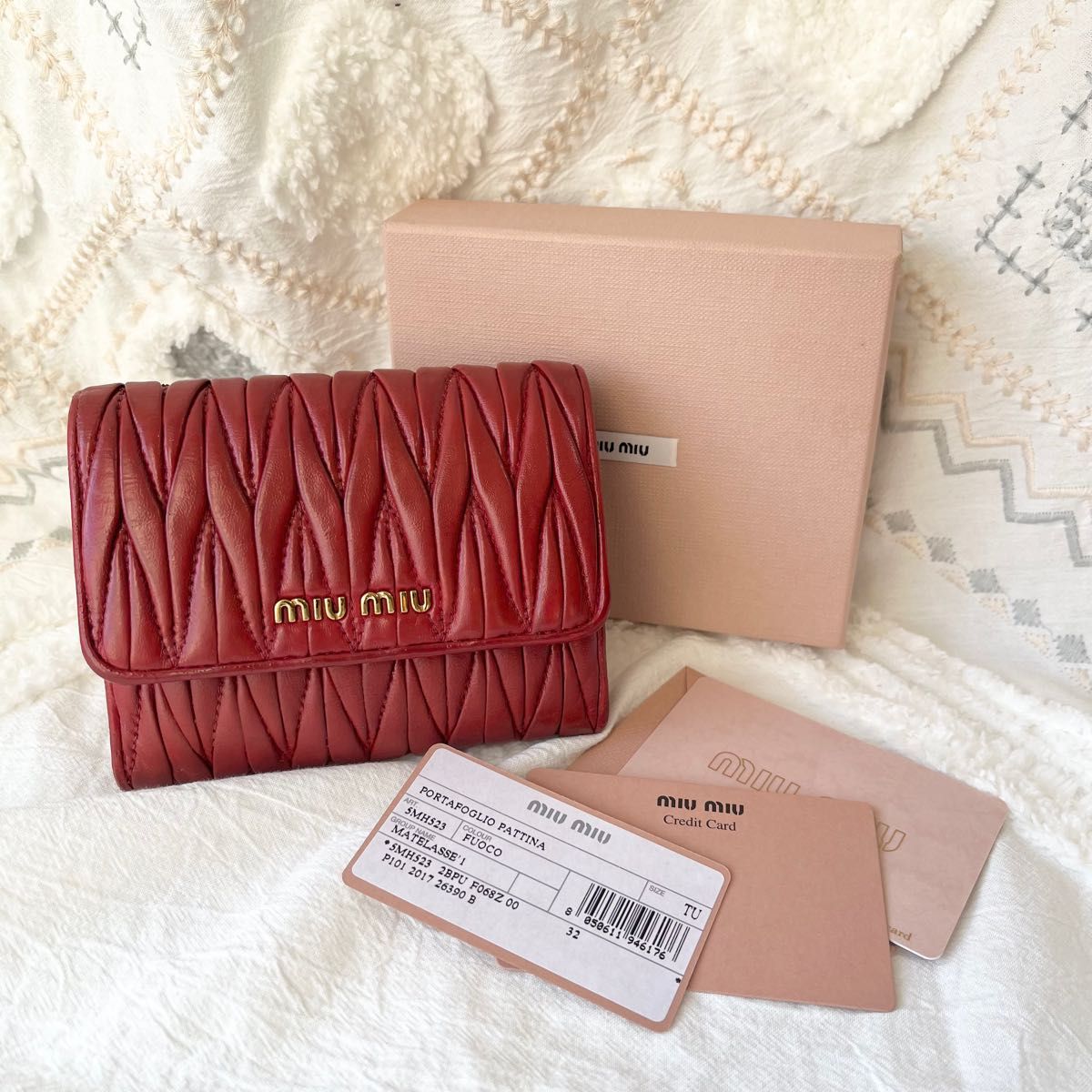 miumiu マテラッセ 二つ折り財布 赤 ミュウミュウ|PayPayフリマ
