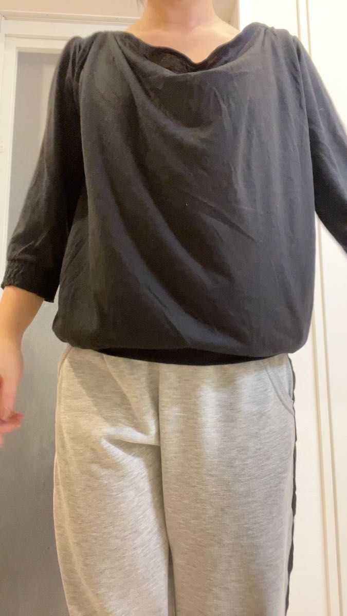 黒の薄めのパーカー