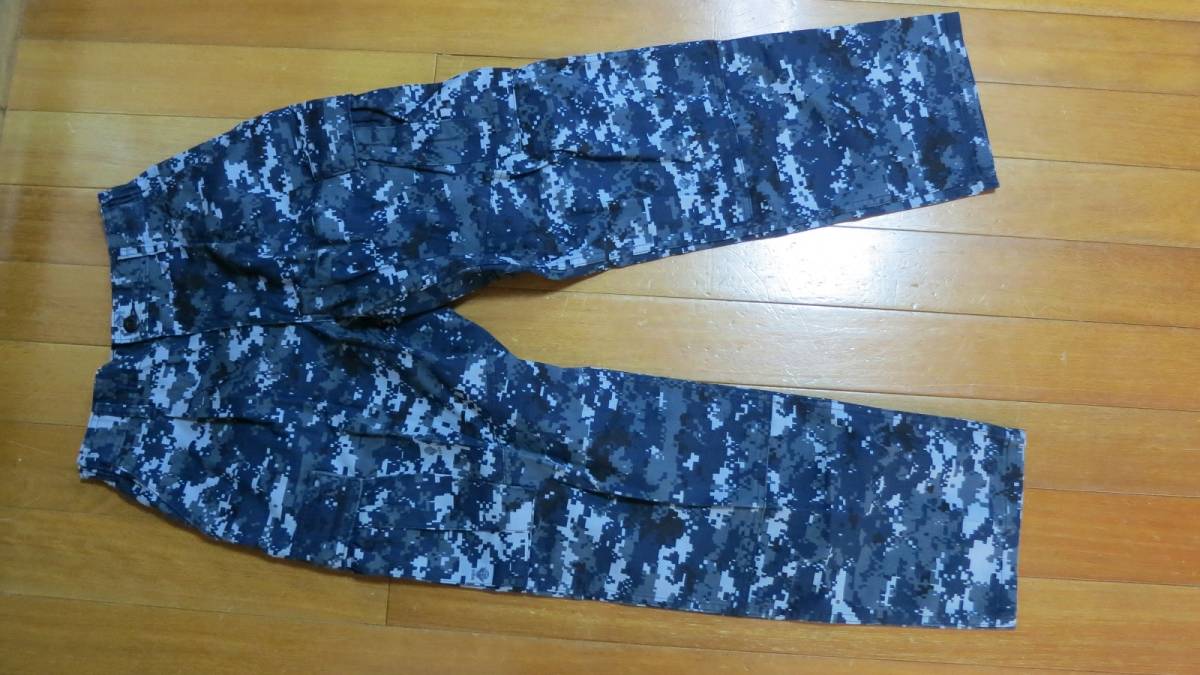 ★☆米軍放出品 実物 USN 海軍 NAVY ブルーデジタル パンツ SMALL-SHORT  C008☆★の画像1
