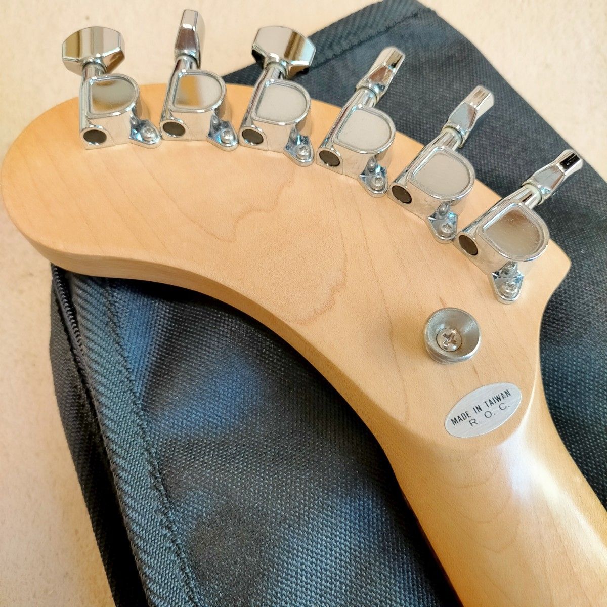 新品同様 FERNANDES ZO-3 エレキギター ウルトラマンカラー 新品同様 FERNANDES ZO-3 エレキギター ウルトラマンカラー