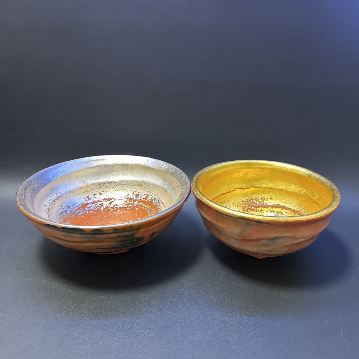 T 茶道具 茶碗 佐々木松楽造 嶋台茶碗 金銀一双 サイズ:金箔茶碗→直径14cm、高さ7cm ・銀箔茶碗→直径17cm、高さ6.5cm 共箱あり工芸品