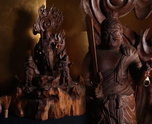 BE328　木彫　不動明王立像　仏教美術　東洋彫刻　魔除け　願掛け　置物　床飾り