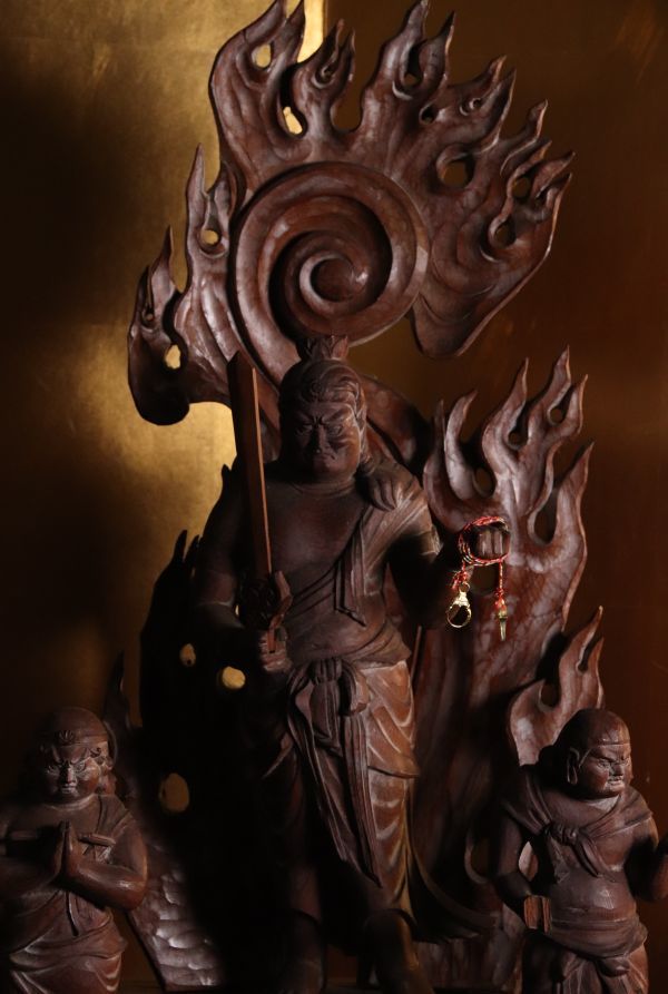 BE328 木彫 不動明王立像 仏教美術 東洋彫刻 魔除け 願掛け 置物 床飾り-