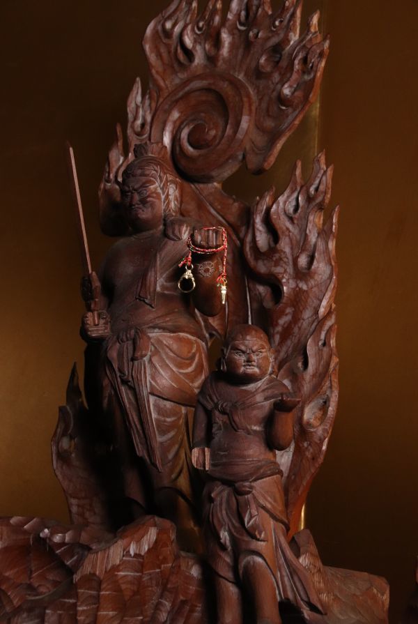 BE328　木彫　不動明王立像　仏教美術　東洋彫刻　魔除け　願掛け　置物　床飾り_画像3