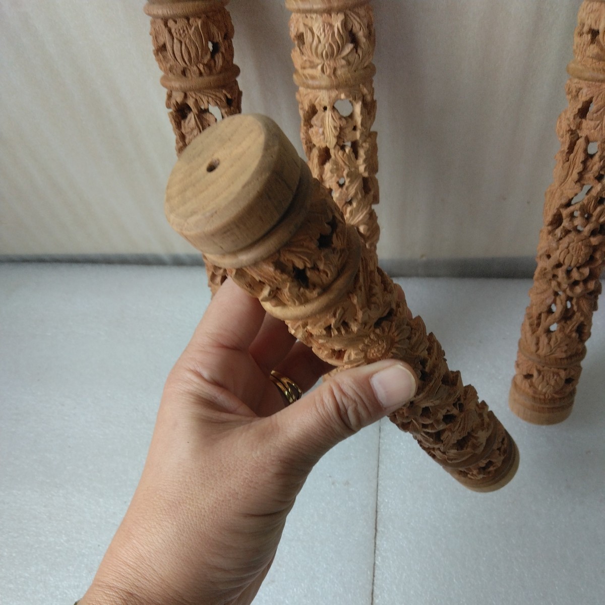 [ включая доставку ]keyaki... резьба по дереву украшение палка 4 шт. комплект контрольный номер (1437) неиспользуемый товар из дерева скульптура ткань отделка высота 24.× диаметр 3.8.
