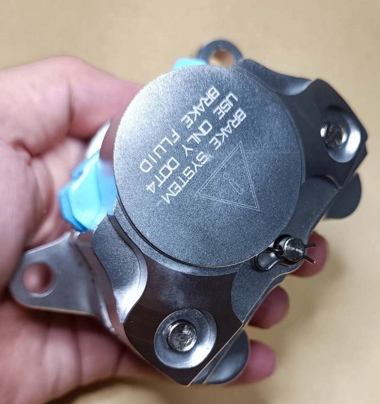 新型 台湾Folamdo-銀金 カニキャリパー 84mm 鍛造2pot アルミ