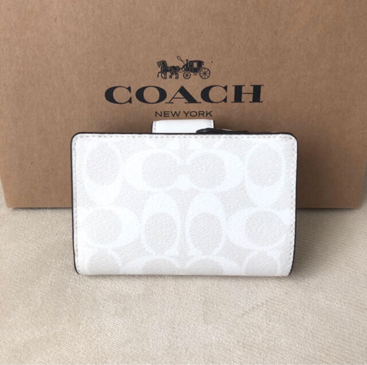 新品 COACH コーチ 定価44 000円 二つ折り財布 チョーク/グレイ 新品 COACH コーチ 定価44 000円 二つ折り財布 チョーク/グレイ
