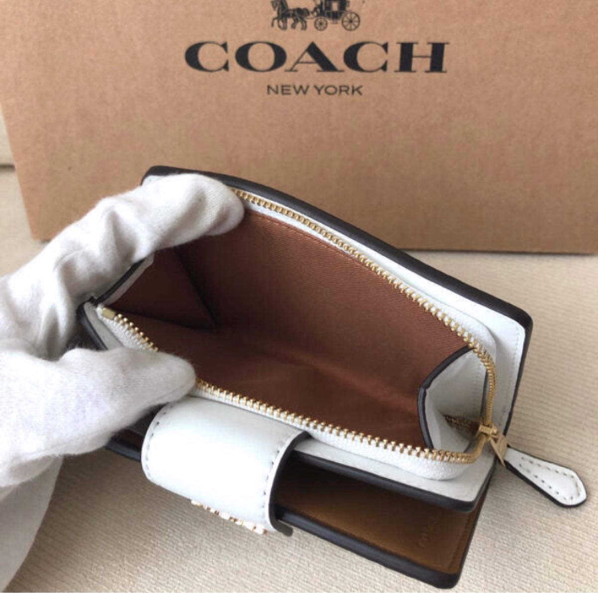 新品 COACH コーチ 定価44 000円 二つ折り財布 チョーク/グレイ 新品 COACH コーチ 定価44 000円 二つ折り財布 チョーク/グレイ