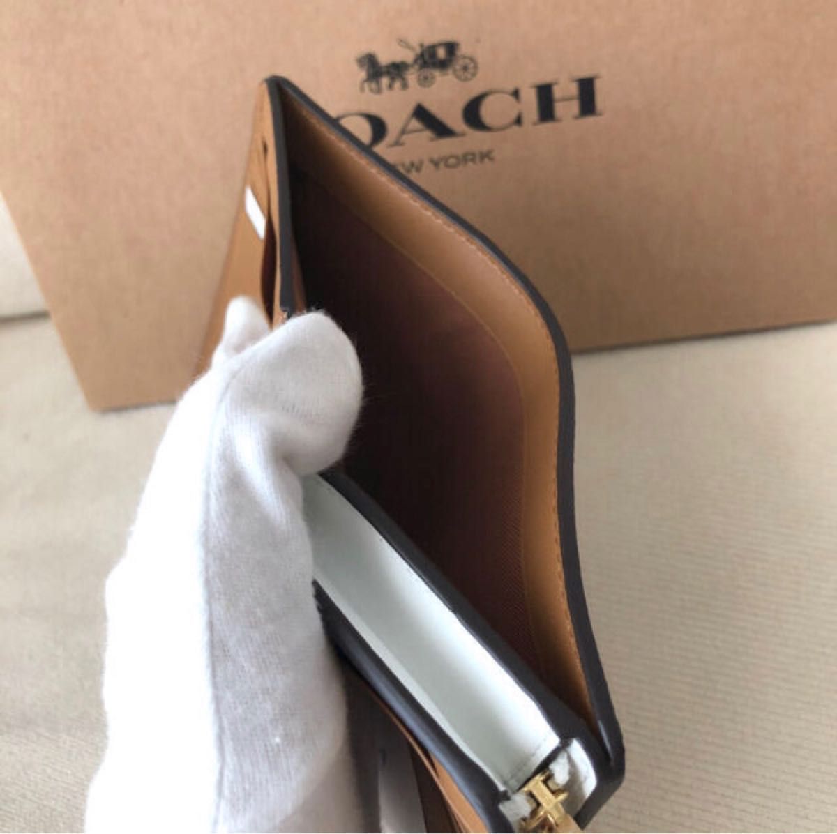 新品 COACH コーチ 定価44 000円 二つ折り財布 チョーク/グレイ 新品 COACH コーチ 定価44 000円 二つ折り財布 チョーク/グレイ