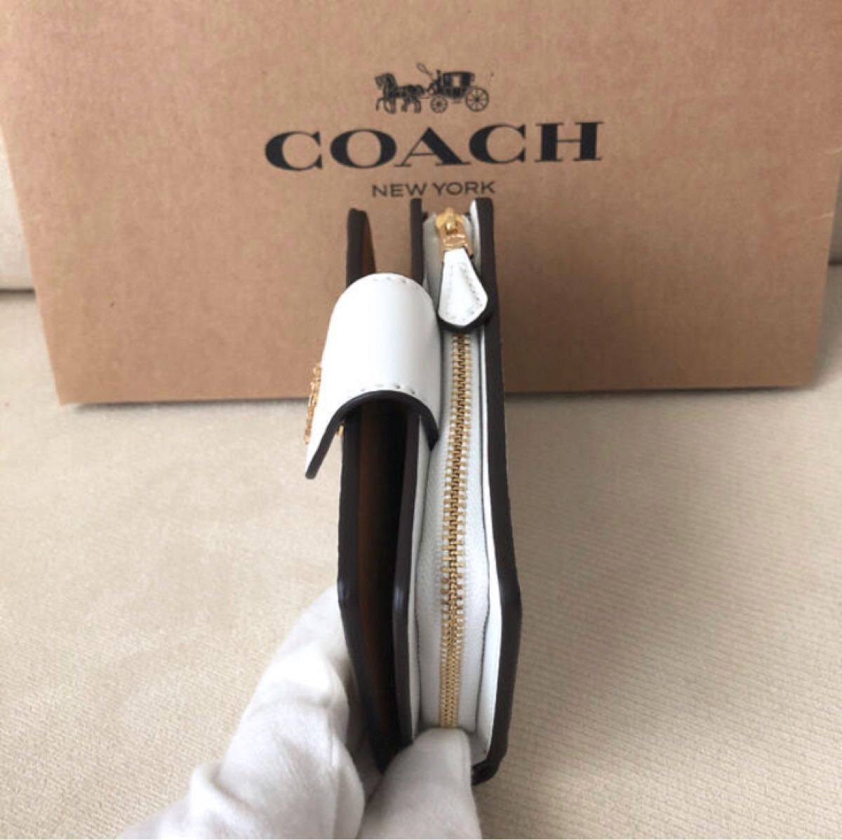 新品 COACH コーチ 定価44 000円 二つ折り財布 チョーク/グレイ 新品 COACH コーチ 定価44 000円 二つ折り財布 チョーク/グレイ