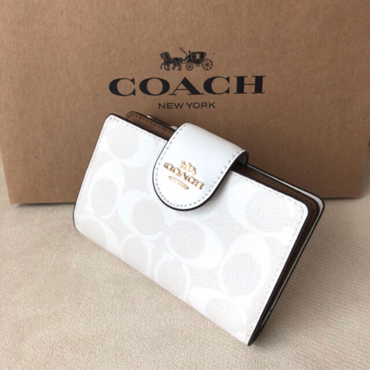 新品 COACH コーチ 定価44,000円 二つ折り財布 チョーク／グレイシャーホワイト