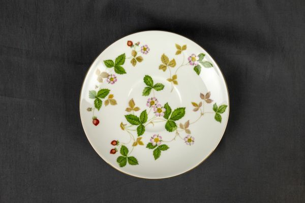 T01-1675 陶磁器 WEDGWOOD ウェッジウッド プレート 元箱付 ワイルドストロベリー 洋食器 カップ＆ソーサー アイコニック 人気シリーズ_画像5