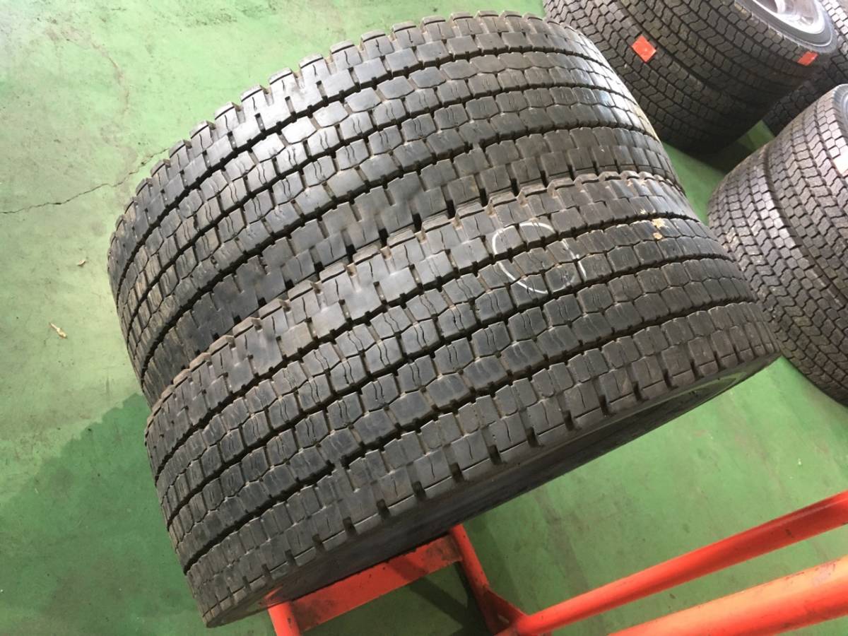 x769-3-9 ☆245/70R19.5 中古2本♪ ダンロップ SP001 スタッドレス 残溝10ｍｍ　k80_画像1