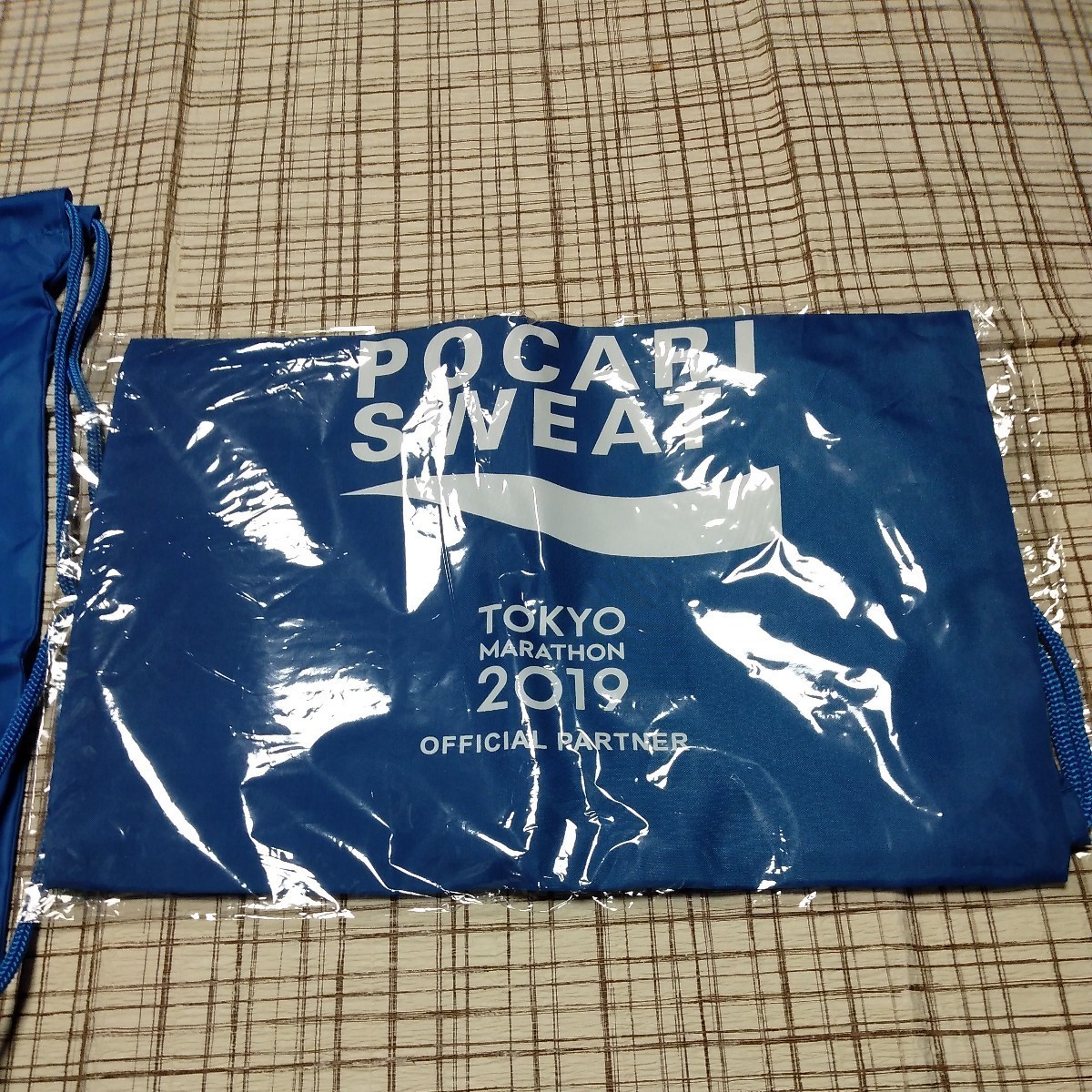 新品 ポカリスエット TOKYO 東京 マラソン 2019 通常品 シューズバッグ ナップザック 巾着 ノベルティー 2枚 リストバンド セット_画像3